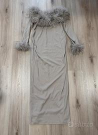 Abito attillato grigio con patchwork in pelliccia