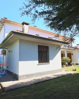Villa di 120 m² con 5 locali e box auto a Crevalco