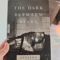 Libro : " THE DARK BETWEEN THE STARS" ✨
