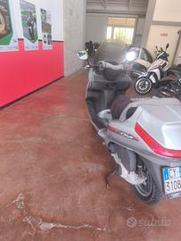 scooter 125cc colore grigio  non e più.  in.  vend