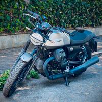 Moto Guzzi V7 Stone 850 marzo 23