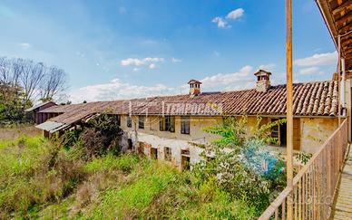 CASCINA CON TERRENO DA RISTRUTTURARE