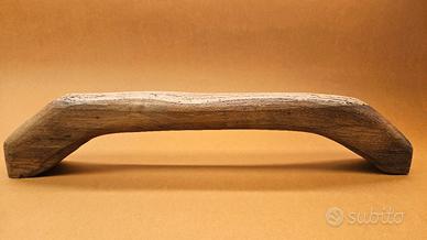 Vecchia maniglia per porta in legno