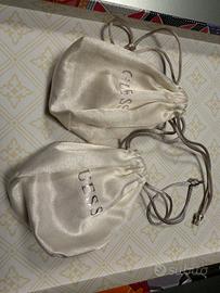 Accessori di bigiotteria della Guess