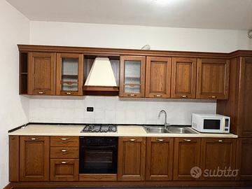 CUCINA LINEARE IN LEGNO