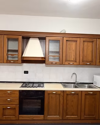 CUCINA LINEARE IN LEGNO