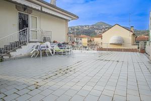 4 LOCALI CON BOX E TERRAZZO