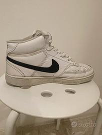 Scarpe Nike Court Vision Mid con il baffo nero