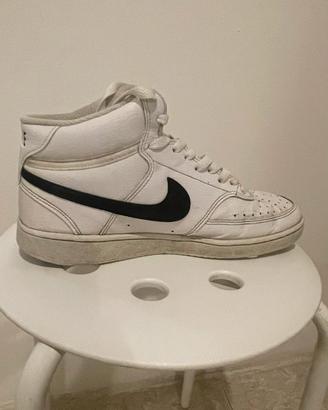Scarpe Nike Court Vision Mid con il baffo nero