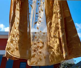 Tre tende in organza di seta ricamate