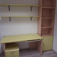 Scrivania con cassettiera e libreria