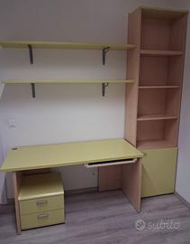 Scrivania con cassettiera e libreria