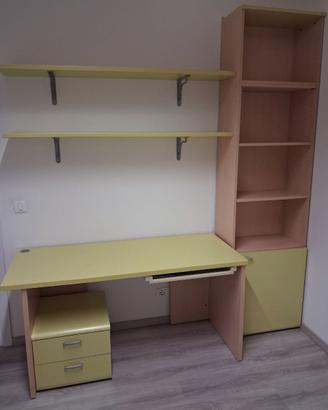 Scrivania con cassettiera e libreria