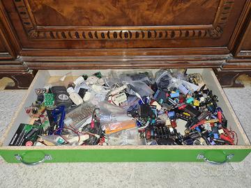 Lotto Componenti Elettronici e Materiale Elettrico