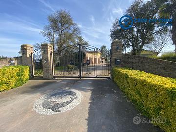 Villa Signorile con ampio parco piantumato