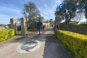 Villa Signorile con ampio parco piantumato
