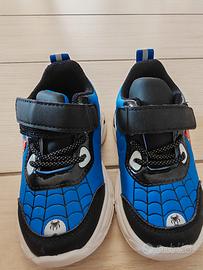 Scarpe sneakers nuove con modello Spiderman