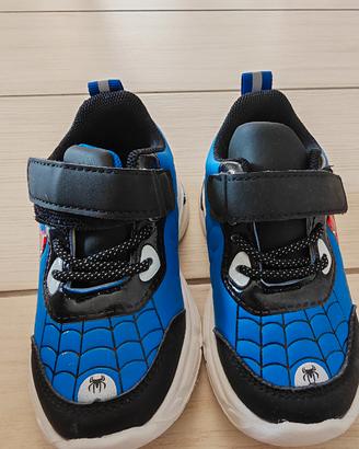 Scarpe sneakers nuove con modello Spiderman