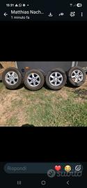 Cerchi d'alluminio con gomme invernali