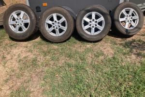 Cerchi d'alluminio con gomme invernali