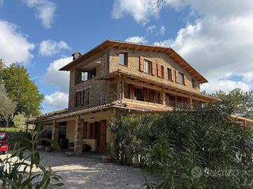 Villa di 320 m² con più di 5 locali e posto auto a