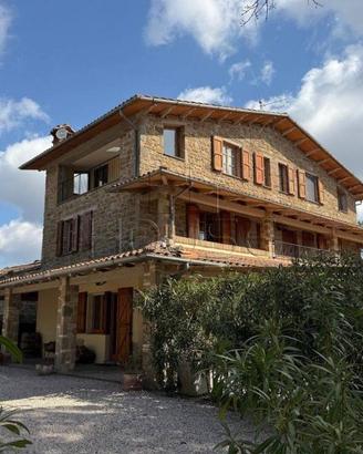 Villa di 320 m² con più di 5 locali e posto auto a