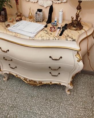 TRIS DI COMO' E COMODINI IN LEGNO AVORIO E DECORI 