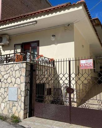 Palazzo / Stabile di 151 m² con più di 5 locali a 
