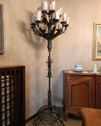 Lampada da terra in ferro battuto di Marsura