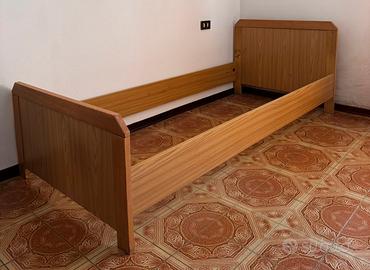 Camera completa con comodino, specchio e mensola