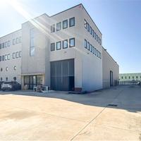 Capannone con uffici