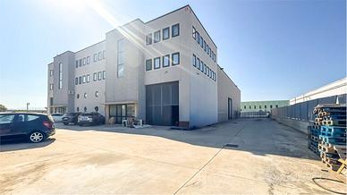 Capannone con uffici