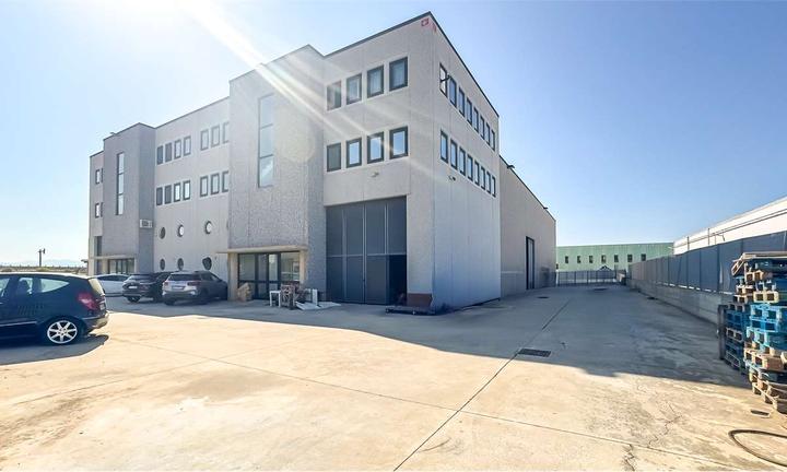 Capannone con uffici