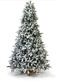 albero di natale innevato