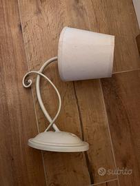 Lampada muro beige di stoffa e alluminio.