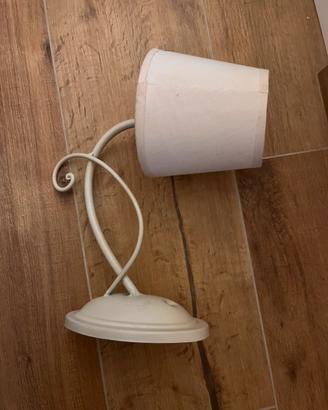 Lampada muro beige di stoffa e alluminio.