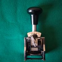 Numeratore metallico