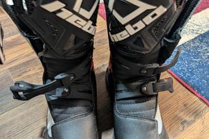 stivali moto mai indossati 43