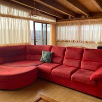 divano rosso in fibra