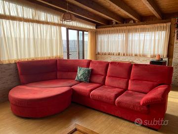 divano rosso in fibra