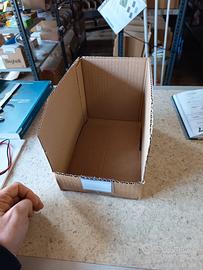 scatole di cartone a bocca di lupo