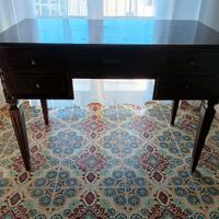 Scrivania d'epoca in legno con 5 cassetti