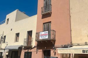 Intero stabile al centro di Favignana