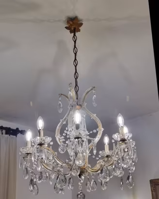 Lampadario a gocce in stile Maria Teresa