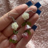 Orecchini pendenti di fiori