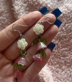 Orecchini pendenti di fiori
