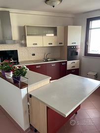 Cucina usata con forno lavastoviglie pianocottura