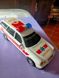 GRANDE AUTOAMBULANZA A FRIZIONE DELLA CROCE ROSSA 