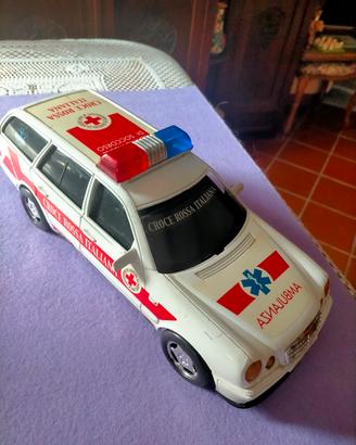 GRANDE AUTOAMBULANZA A FRIZIONE DELLA CROCE ROSSA 