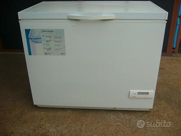 Rex congelatore a pozzo colore bianco.
